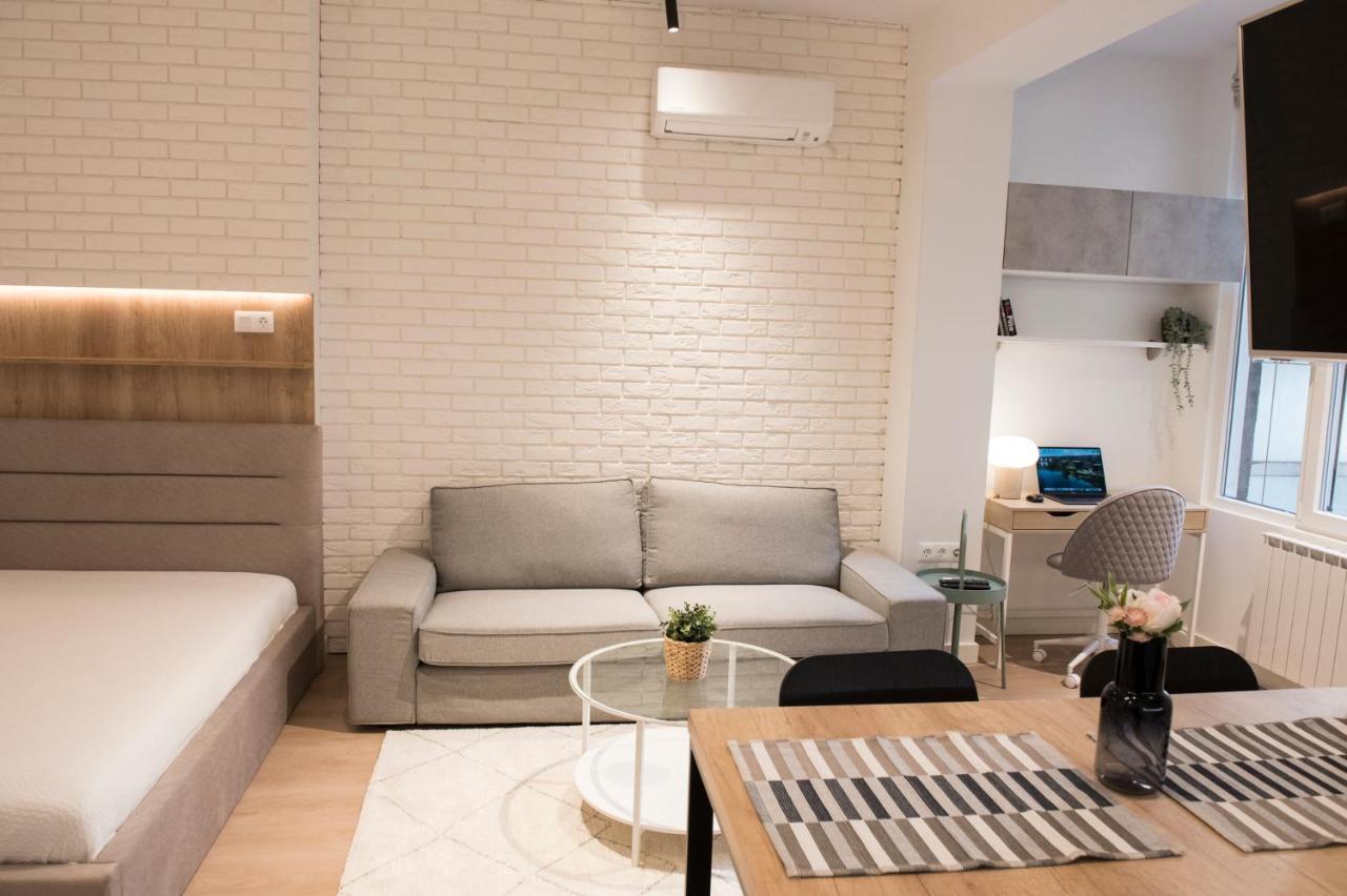 Top Center Designer Studio Apartment 소피아 외부 사진